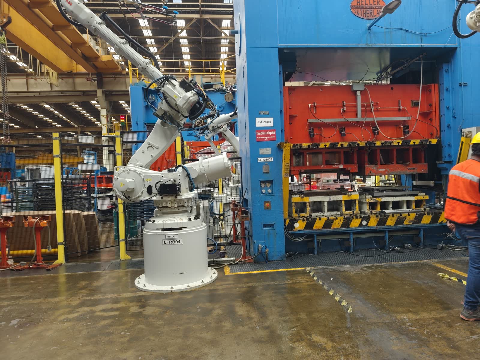 Robot industrial ABB integrado por Quanten Technology en una línea de prensas