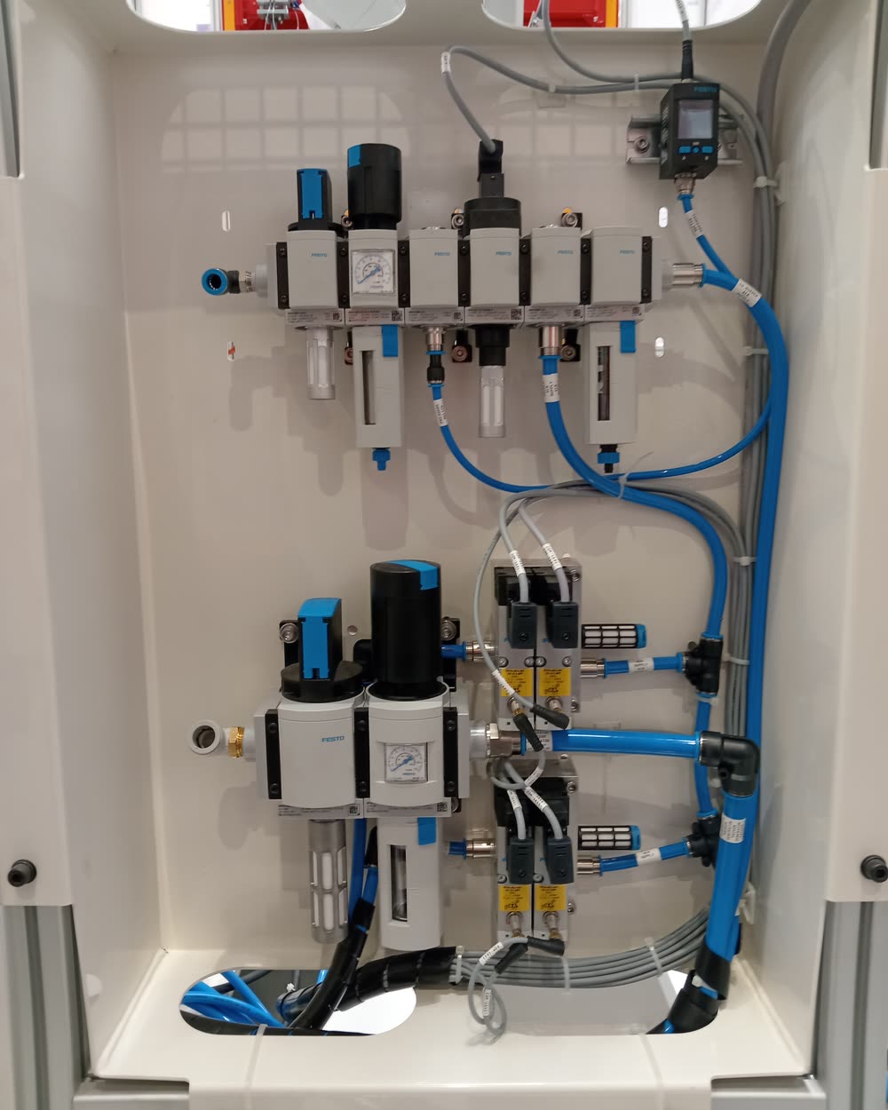Panel neumático Festo montado y cableado por Quanten Technology