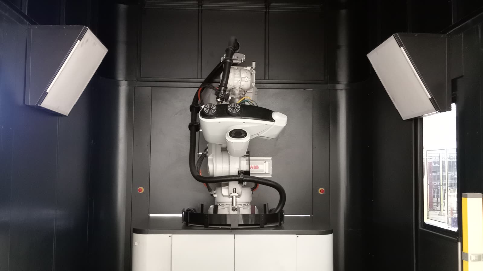 Robot ABB montado en celda de trabajo, del proyecto de tableros de potencia y control para BMW en San Luis Potosí
