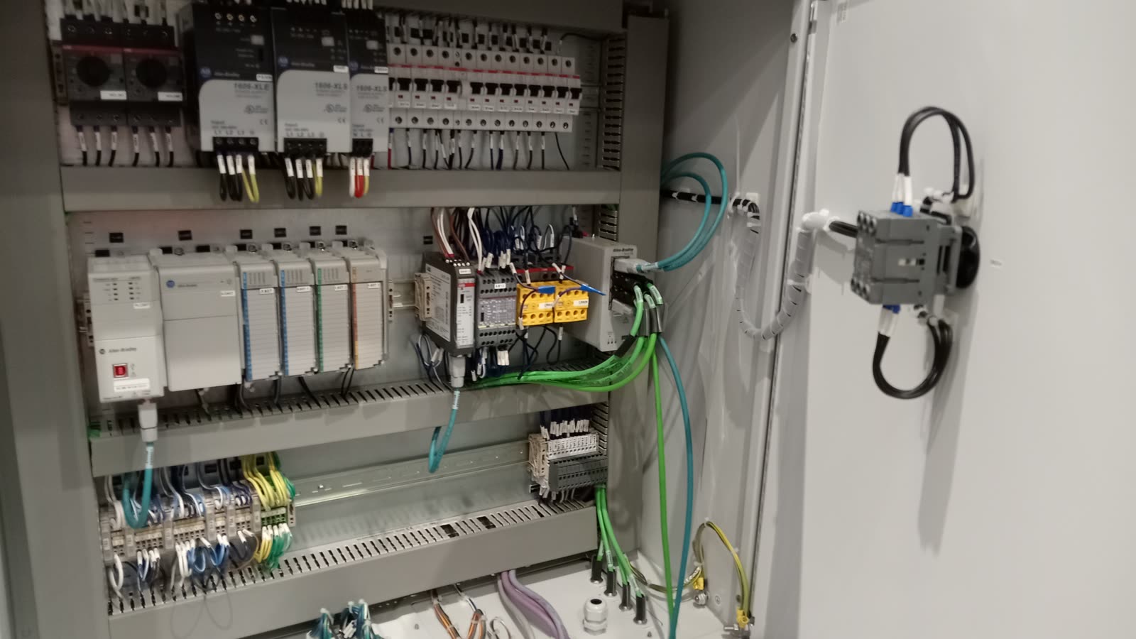 Interior de tablero de control y potencia con PLC Allen-Bradley y relevadores de seguridad, línea de pintura de Toyota en Querétaro